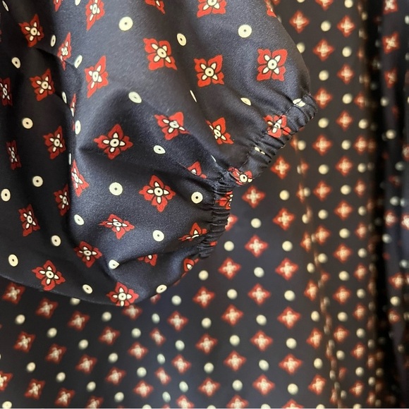 NWOT Navy blue long sleeve top with small patten, vneck, and accent buttons, 4X - Picture 7 of 8